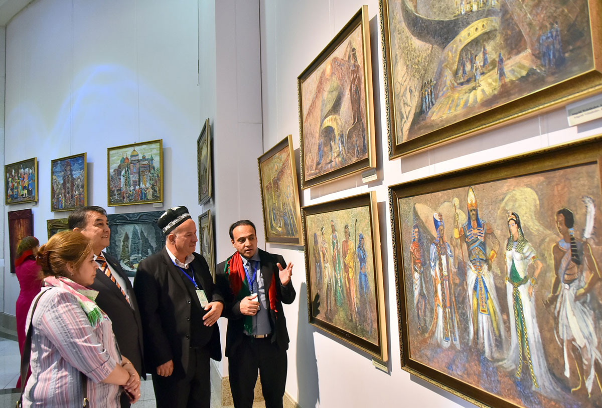 Театральный антураж в залах Музея ИЗО: посвящение Фестивалю