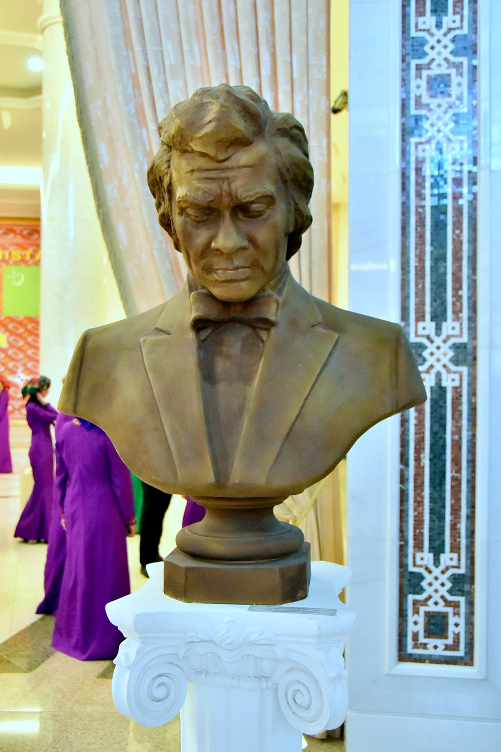 Театральный антураж в залах Музея ИЗО: посвящение Фестивалю