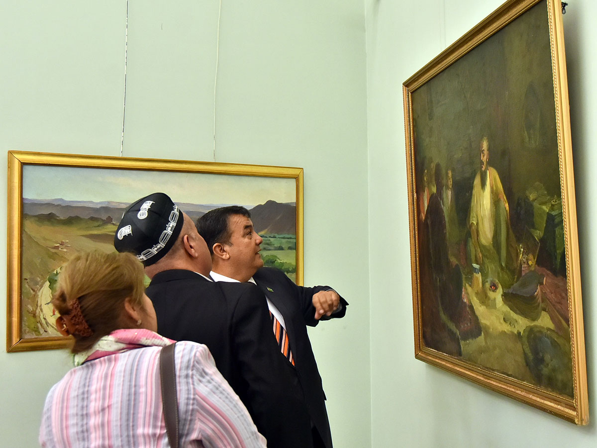 Театральный антураж в залах Музея ИЗО: посвящение Фестивалю