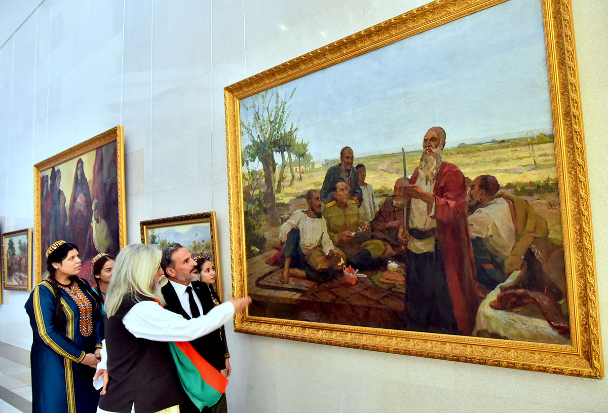 Театральный антураж в залах Музея ИЗО: посвящение Фестивалю