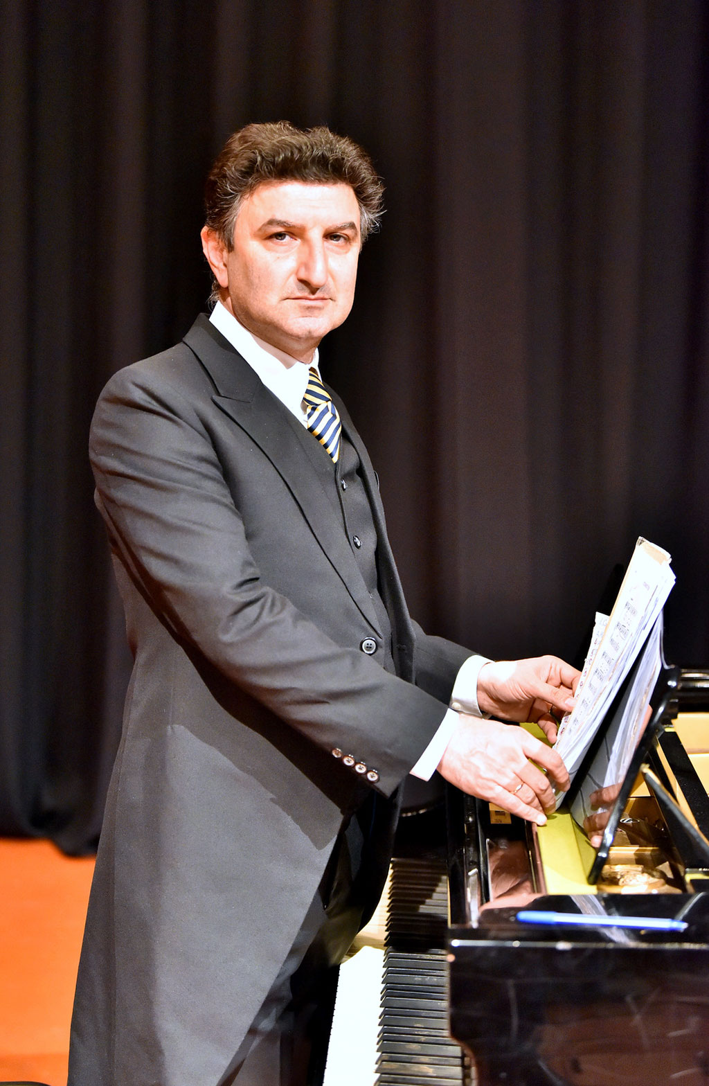 Wera Bazarowa we Wladimir Mkrtumow XIX asyr şahyrlarynyň goşgularyna romanslar bilen tomaşaçylary begendirdiler