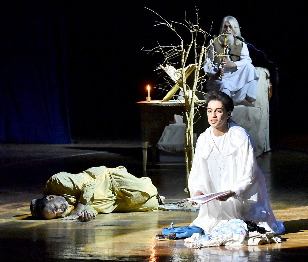 Geratyň Teatrynyň «Ümsümligiň syry»  sahnada