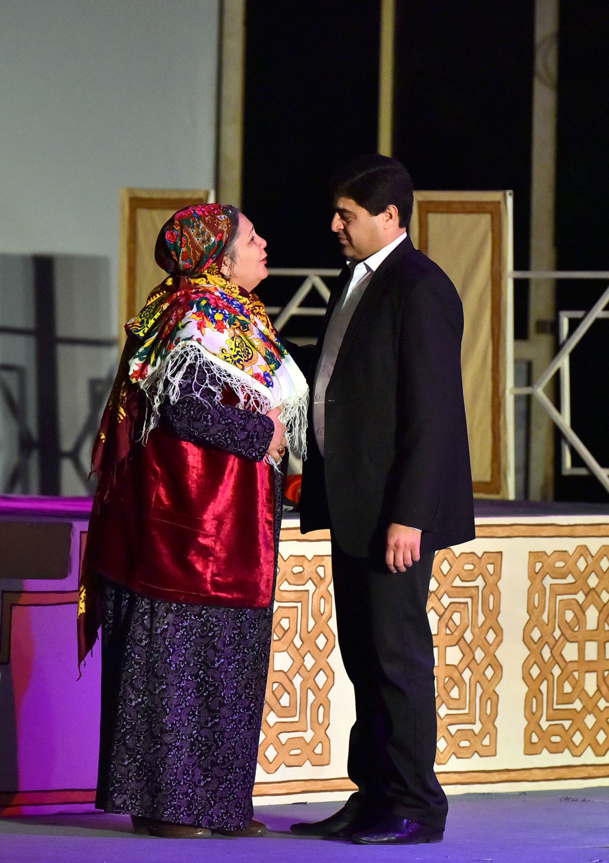 Şowlulyk hemraň bolsun, täze spektakl!