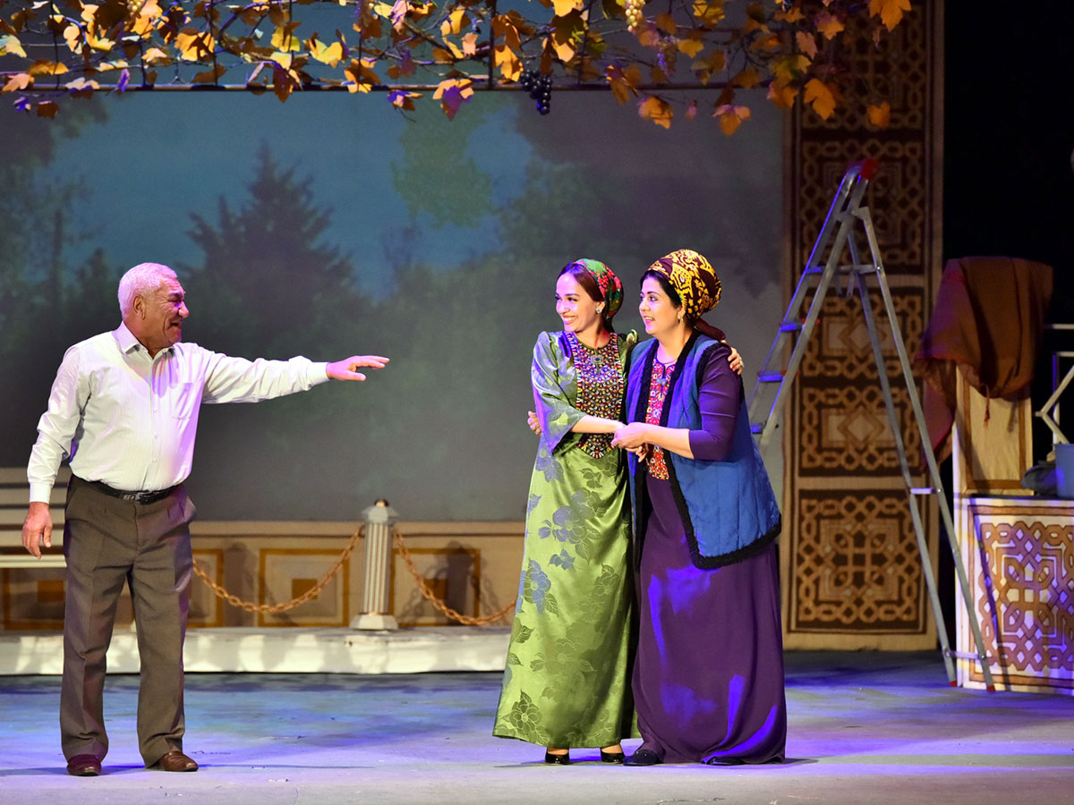 Şowlulyk hemraň bolsun, täze spektakl!