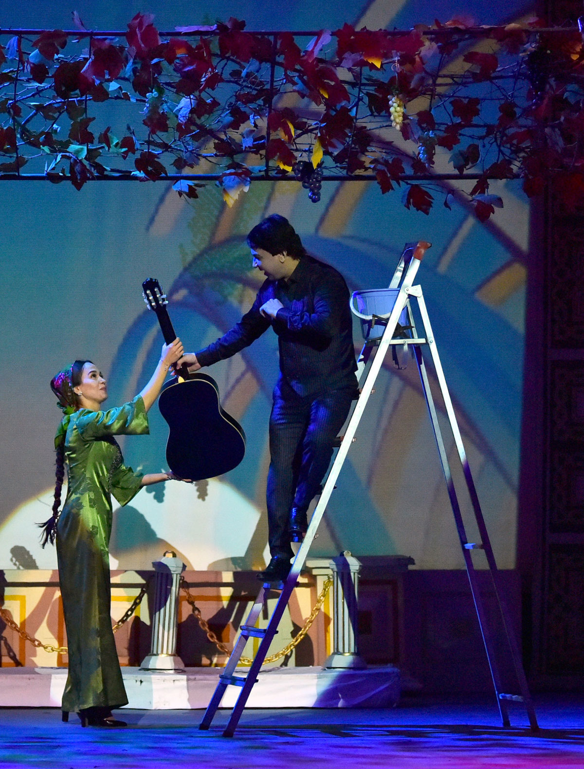 Şowlulyk hemraň bolsun, täze spektakl!