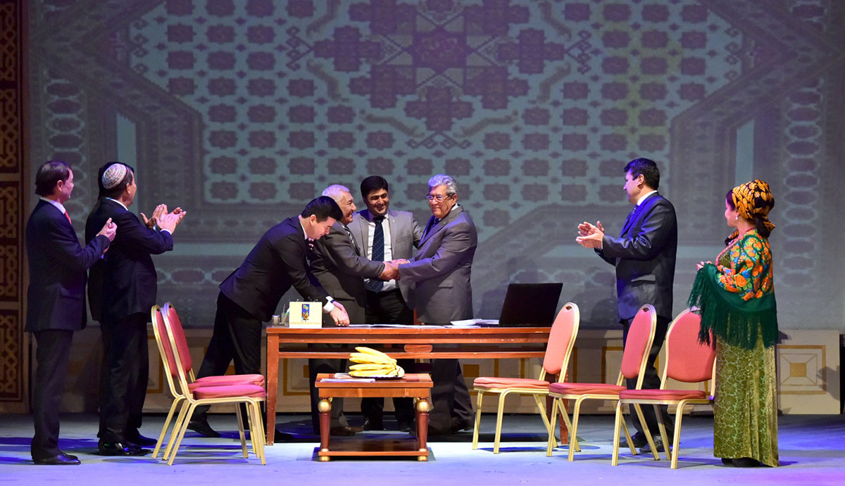 Şowlulyk hemraň bolsun, täze spektakl!