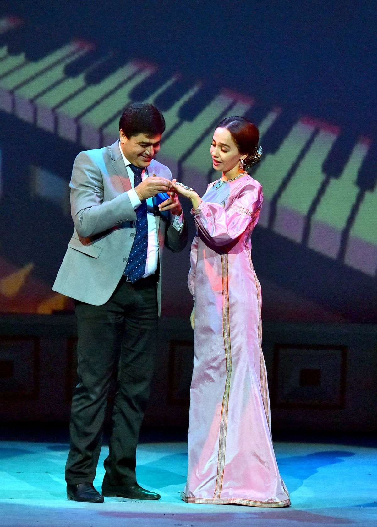 Şowlulyk hemraň bolsun, täze spektakl!