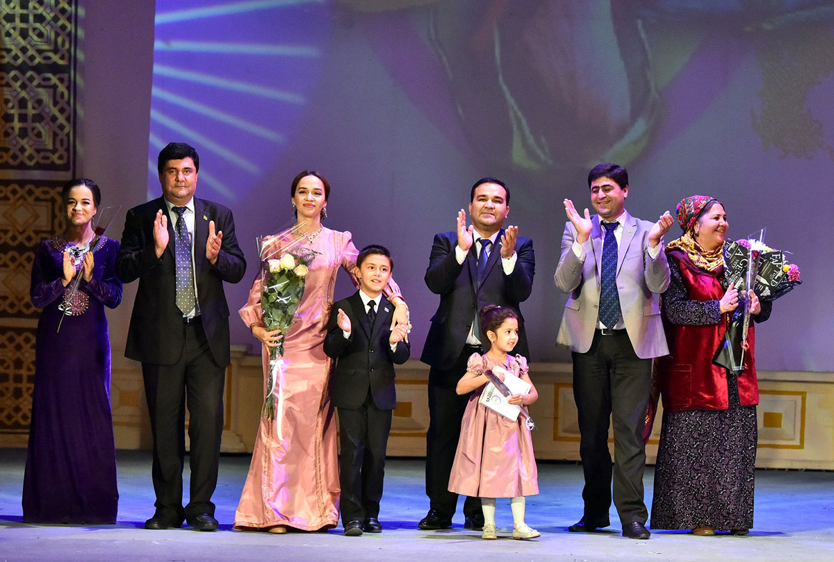 Şowlulyk hemraň bolsun, täze spektakl!