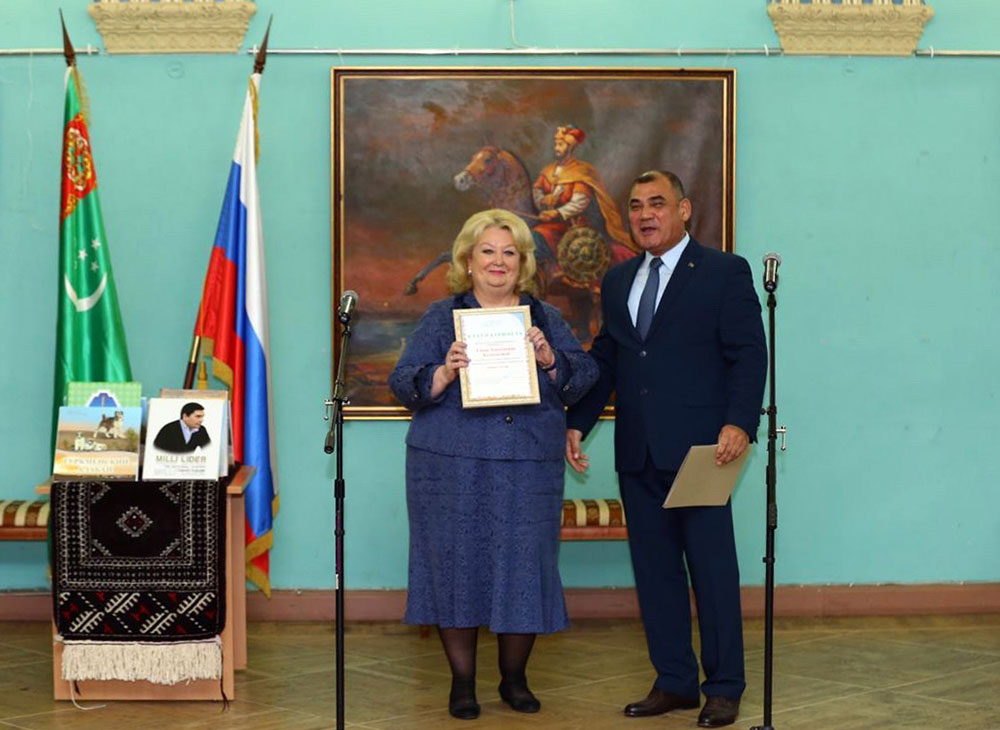 Sankt-Peterburgda  türkmen nakgaşlarynyň işleriniň sergisi guraldy