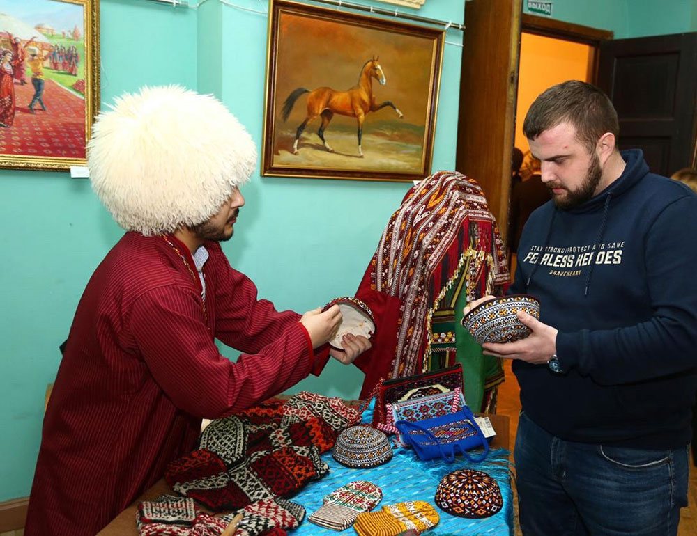 Sankt-Peterburgda  türkmen nakgaşlarynyň işleriniň sergisi guraldy
