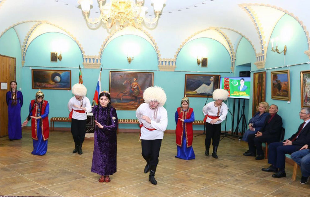 Sankt-Peterburgda  türkmen nakgaşlarynyň işleriniň sergisi guraldy