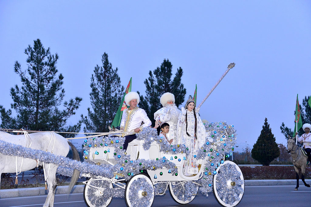 Paýtagtymyzda ýurdumyzyň Baş arçasynyň yşyklaryny ýakmak dabarasy boldy