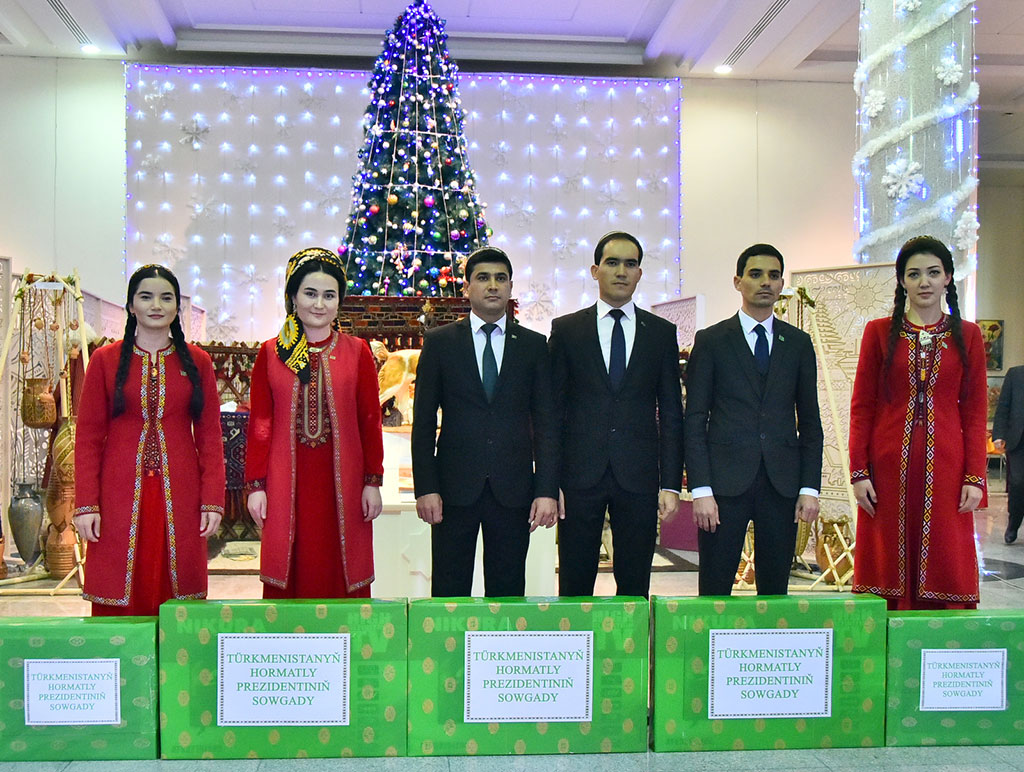 Çeperçilik akademiýasynda 2019-njy ýylyň iň güýçli işleriniň sergisi guraldy