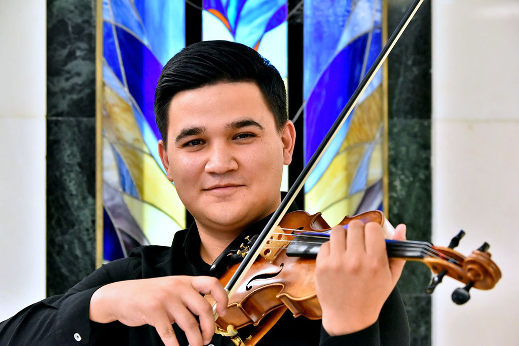 Bir konsertde  ussat sazandalaryň üçüsi çykyş ederler