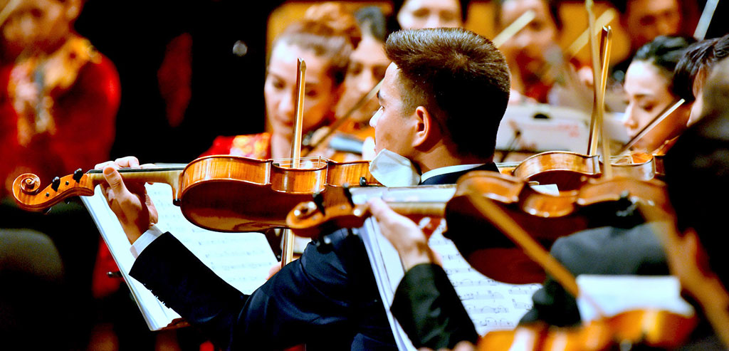 Bir konsertde  ussat sazandalaryň üçüsi çykyş ederler