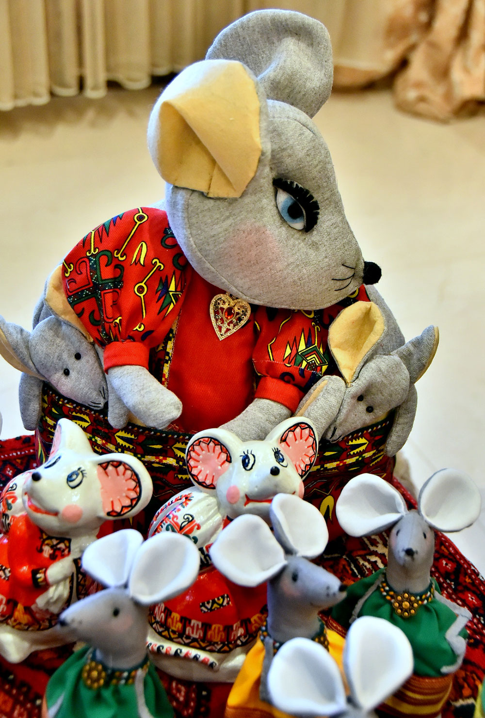 Elde ýasalan oýunjaklar we sowgatlyklar: sungat döretmegiň baýramy 