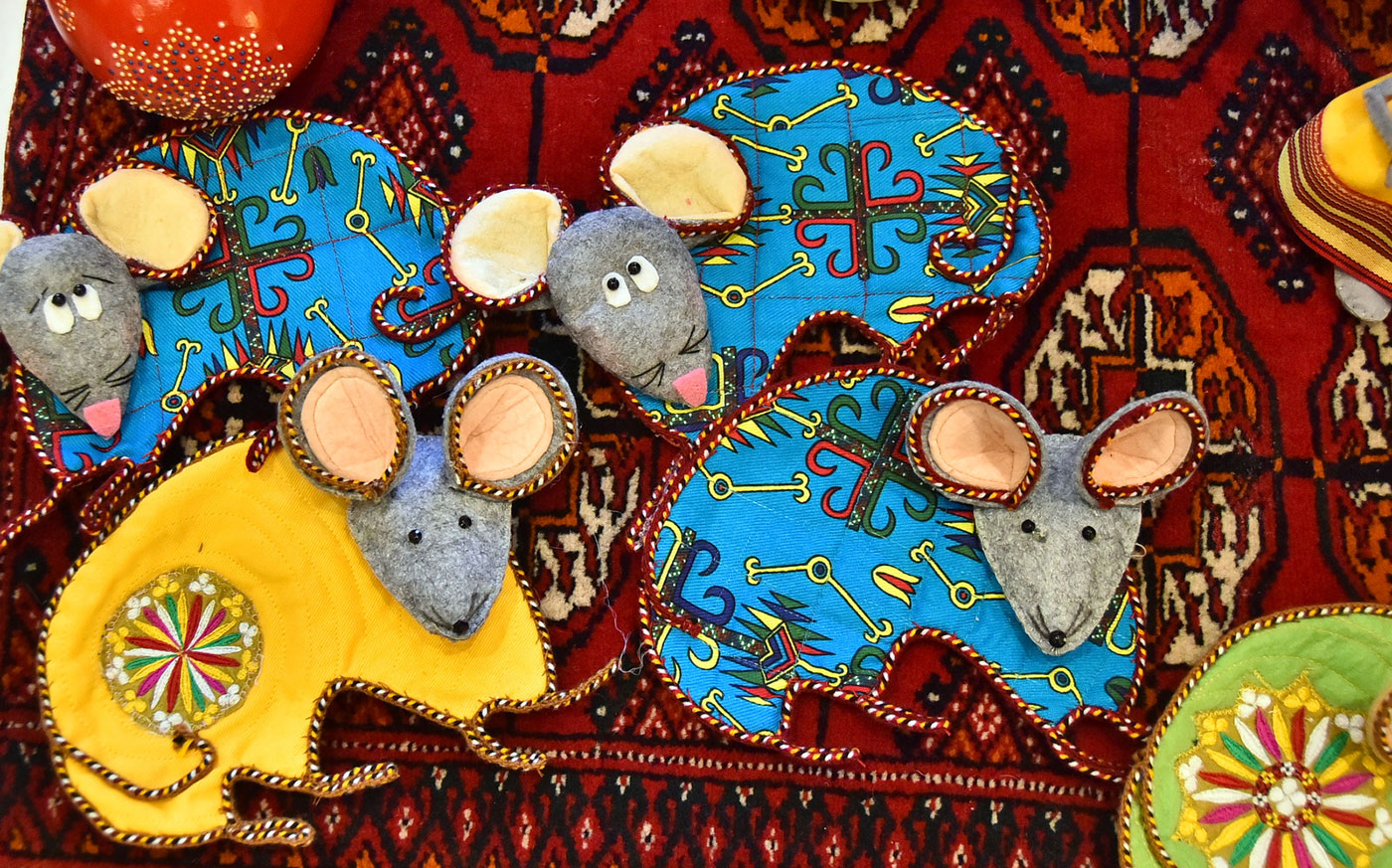 Elde ýasalan oýunjaklar we sowgatlyklar: sungat döretmegiň baýramy 