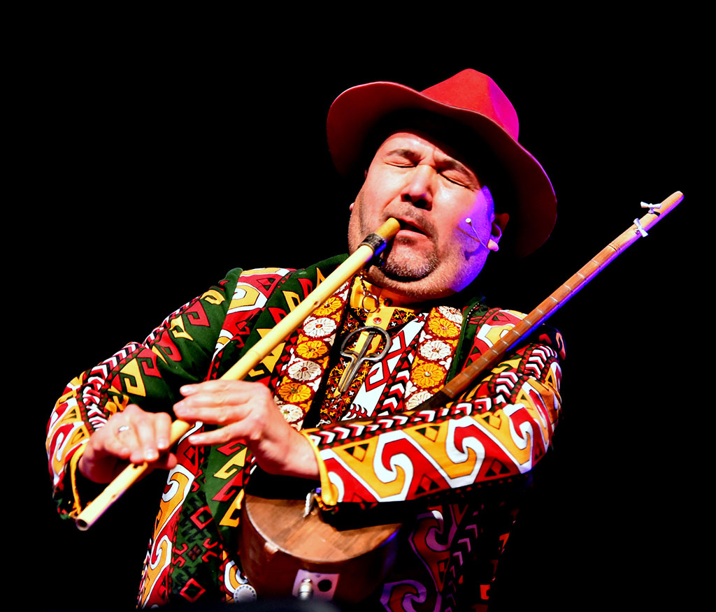 Täze ýyl jaz sazlary: Röwşen Nepesowyň ýolbaşçylygyndaky orkestr saz muşdaklaryna meşhur aýdym-sazlary we täze sazlaryň üçüsini peşgeş etdi