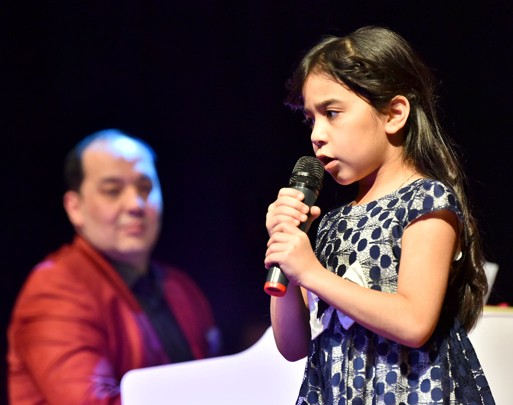 Täze ýyl jaz sazlary: Röwşen Nepesowyň ýolbaşçylygyndaky orkestr saz muşdaklaryna meşhur aýdym-sazlary we täze sazlaryň üçüsini peşgeş etdi