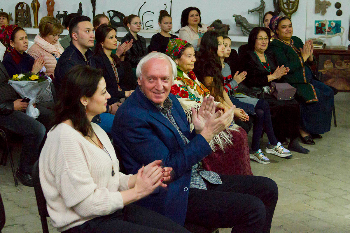 Поэтический вечер памяти Курбанназара Эзизова: строки, полные жизни и любви 