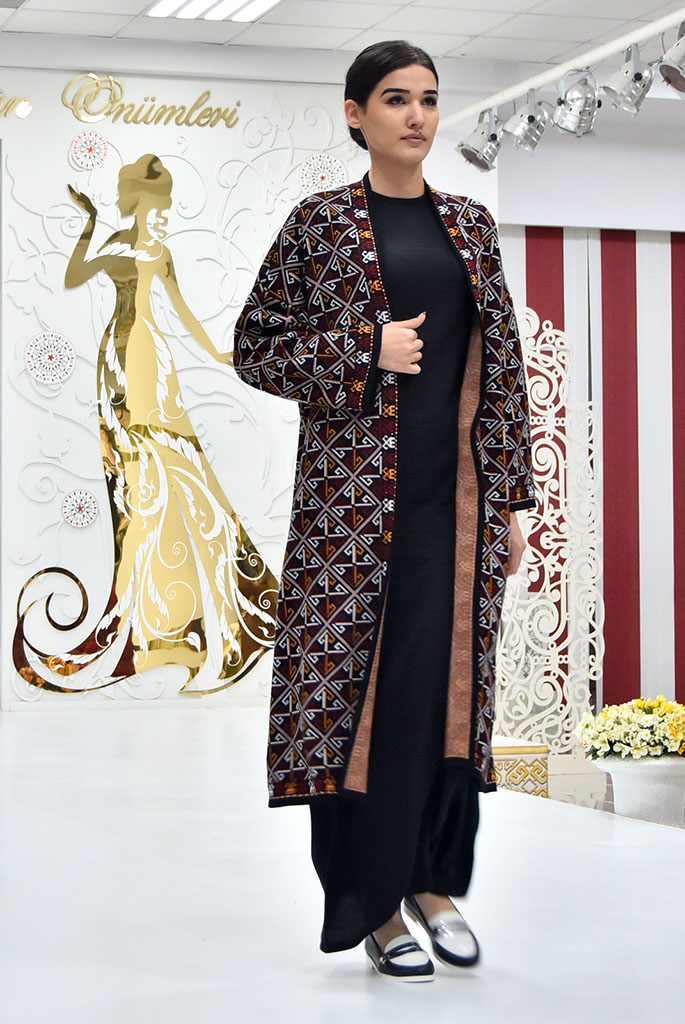 Paýtagtly dokmaçylar ýaz eşikleriniň tapgyryny çykarmaga girişdiler