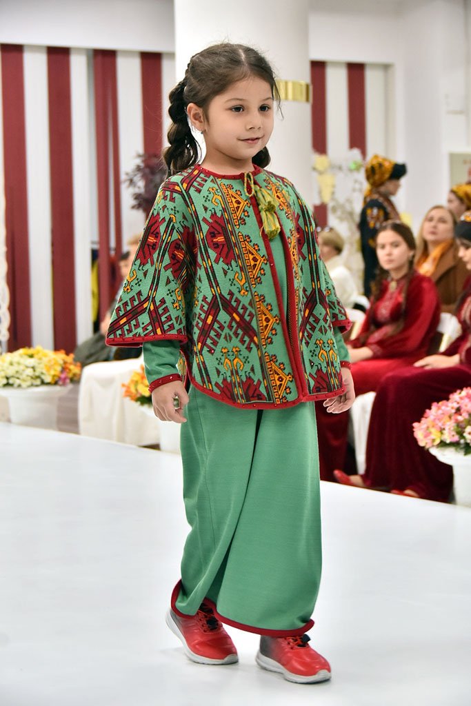 Paýtagtly dokmaçylar ýaz eşikleriniň tapgyryny çykarmaga girişdiler