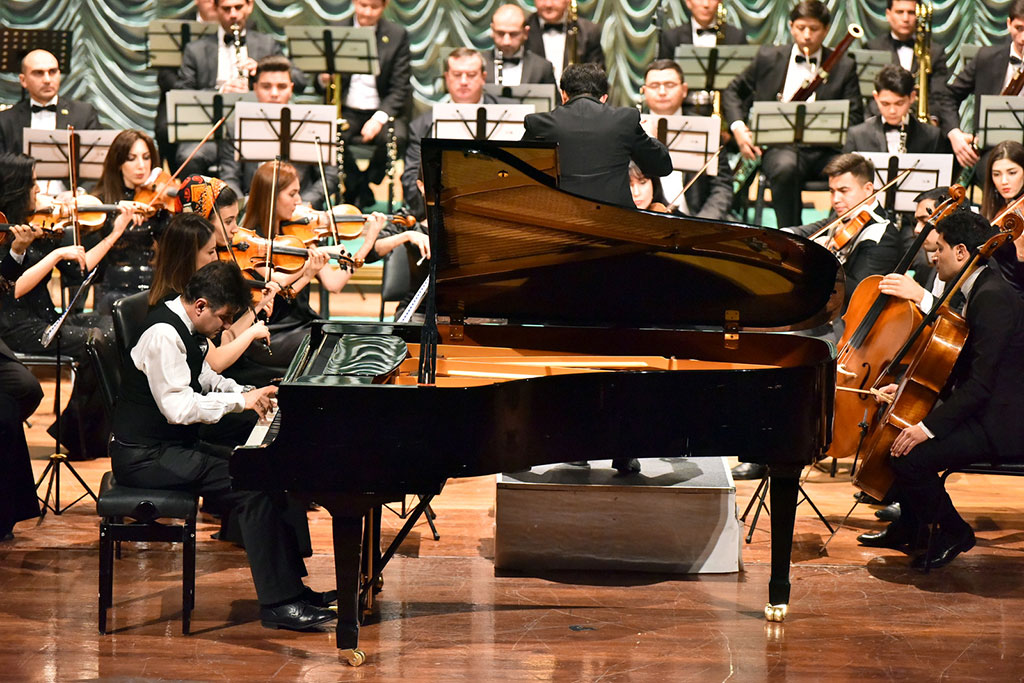 Gyşa bagyşlap, Paganininiň Kaprisi we jaz sazlary, şeýle hem  Çaýkowskiniň we Rahmaninowyň eserleri ýerine ýetirildi