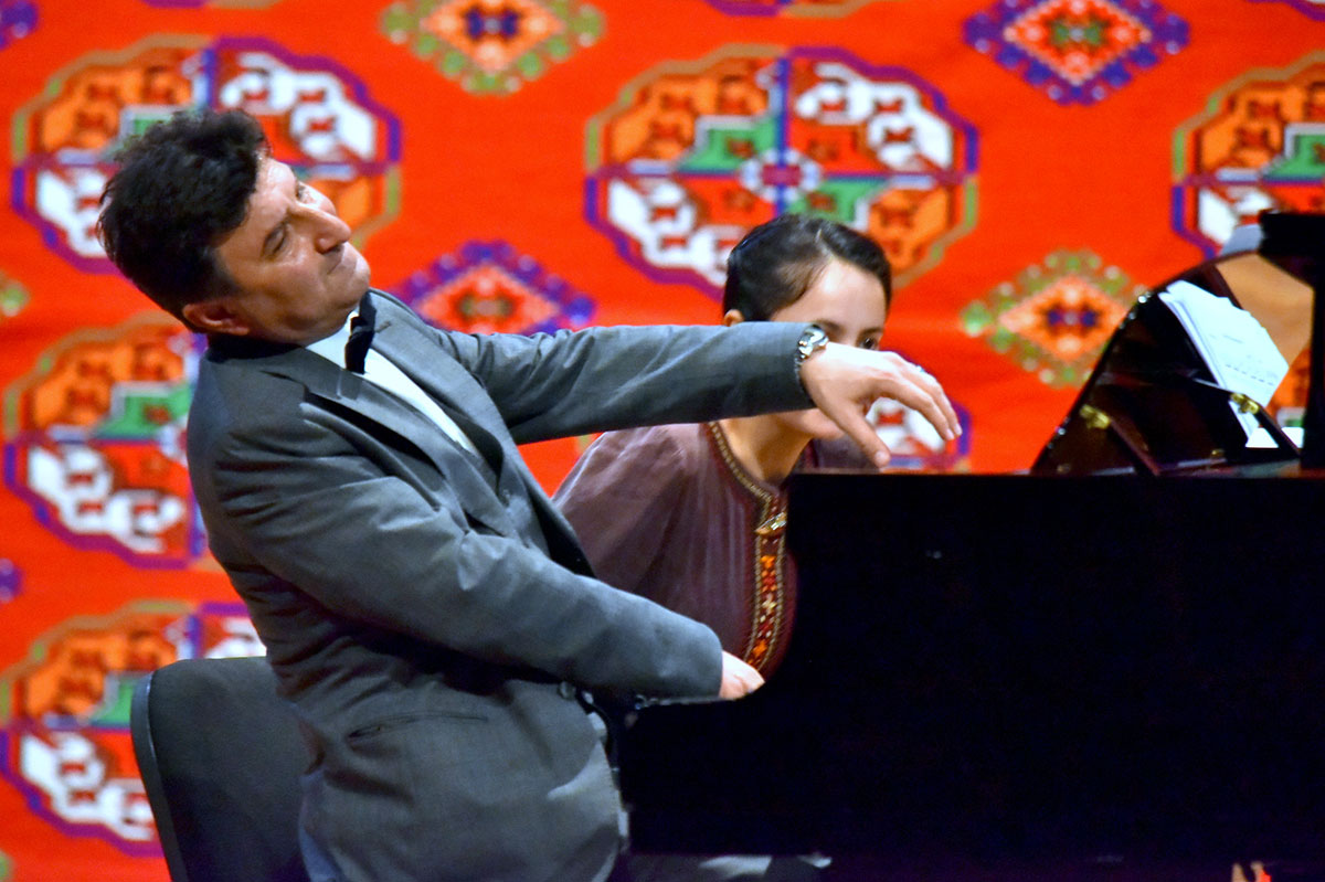 Karmeniň keşbi we rus romansynyň gözelligi: Aşgabatda  russiýaly opera aýdymçysy Swetana Omelçuk çykyş etdi