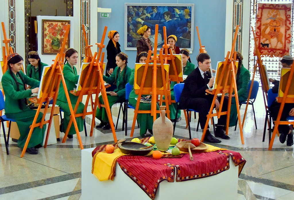 Akwarel suratlary däp-dessurlar barada: ýaşajyk žiwopisçileriň bäsleşigi