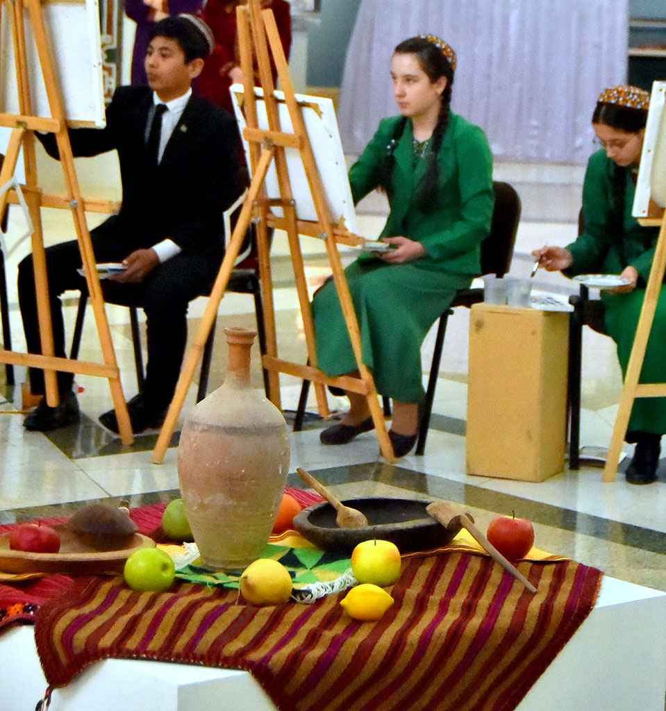 Akwarel suratlary däp-dessurlar barada: ýaşajyk žiwopisçileriň bäsleşigi