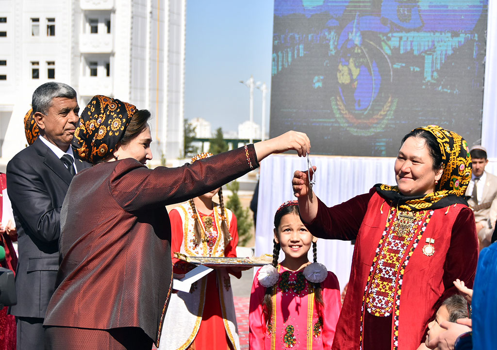 Посвящение многодетным матерям: торжественное мероприятие и ключи от новых квартир 