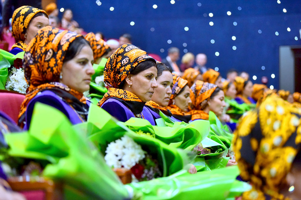 Посвящение многодетным матерям: торжественное мероприятие и ключи от новых квартир 