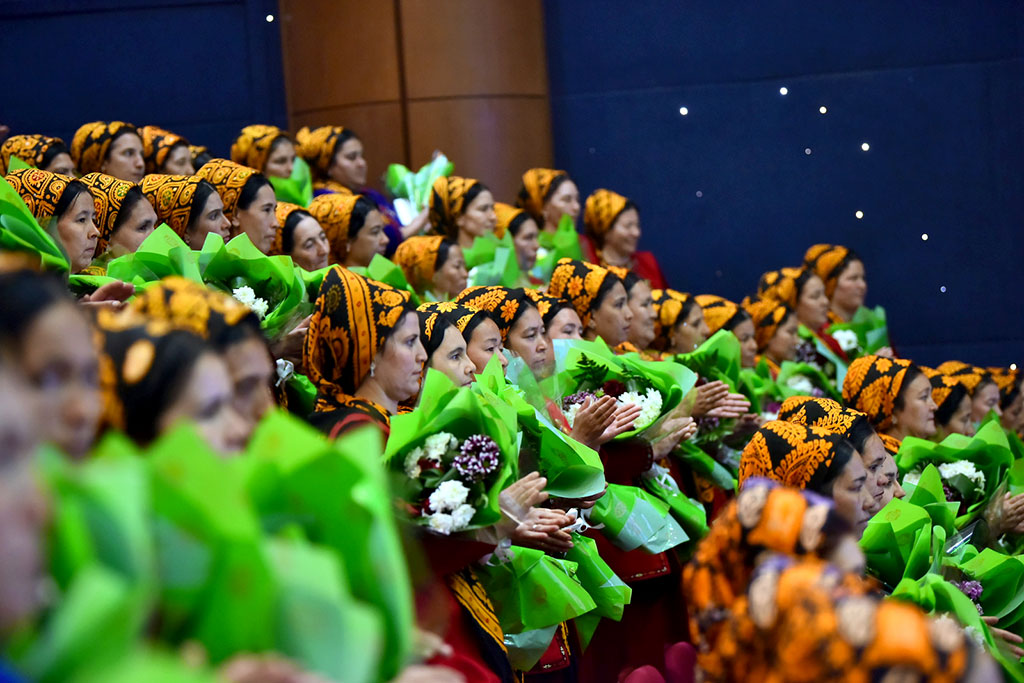 Посвящение многодетным матерям: торжественное мероприятие и ключи от новых квартир 