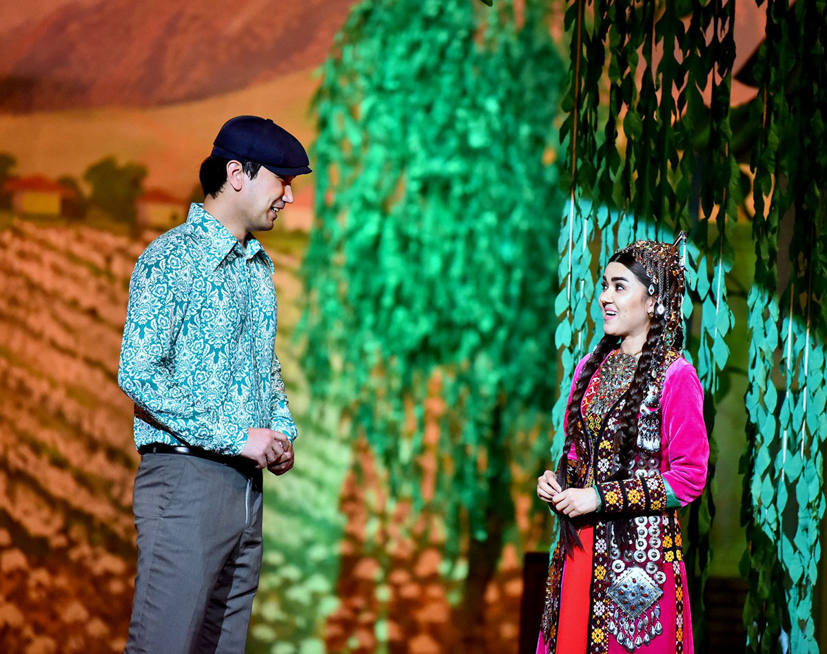 Magtumguly adyndaky sazly-drama teatrynyň döredijilik topary täze oýnuny türkmen toýuna bagyşlady