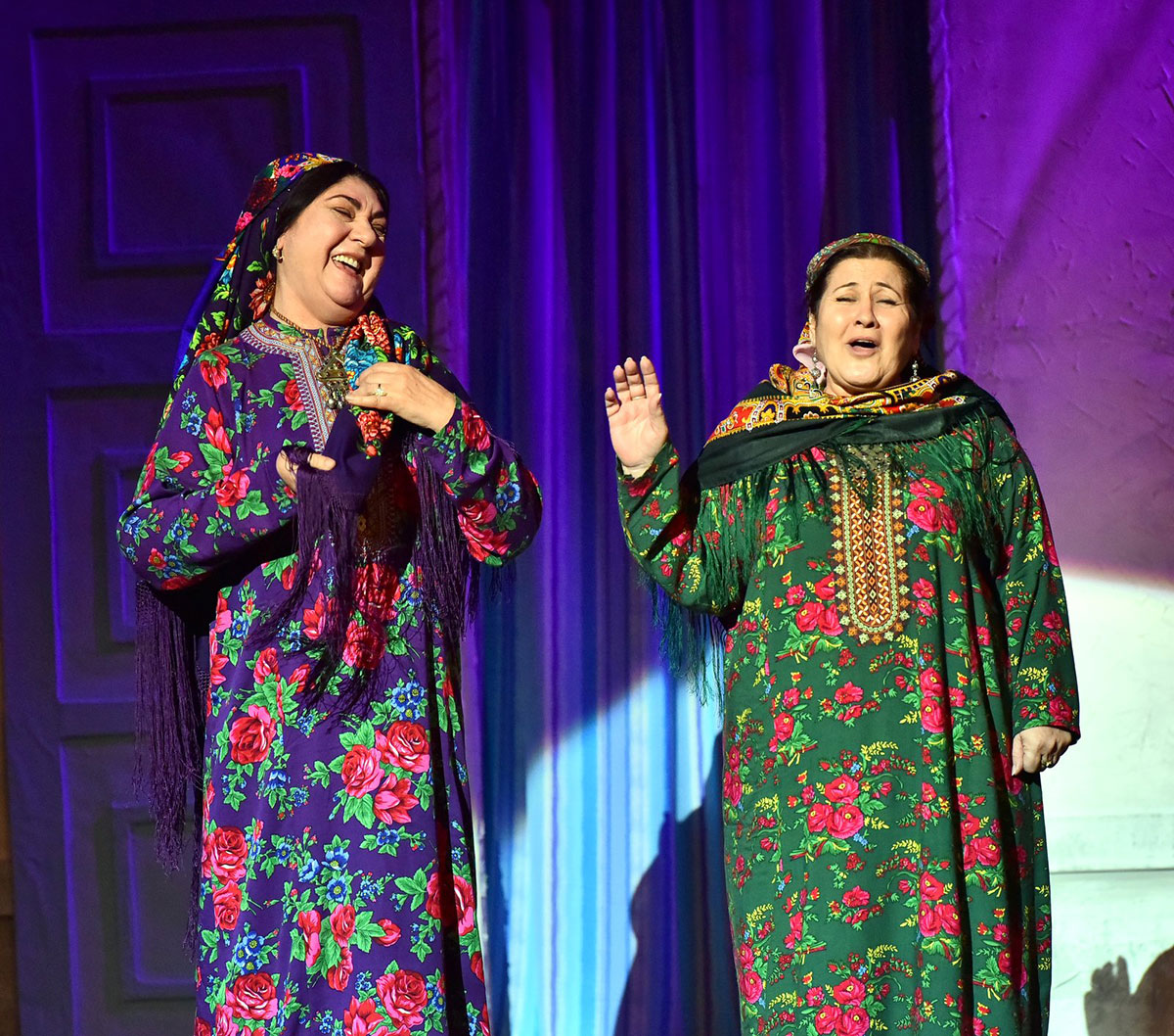 Magtumguly adyndaky sazly-drama teatrynyň döredijilik topary täze oýnuny türkmen toýuna bagyşlady