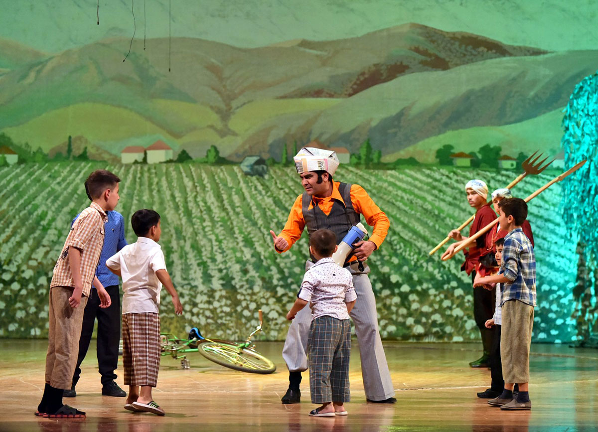 Magtumguly adyndaky sazly-drama teatrynyň döredijilik topary täze oýnuny türkmen toýuna bagyşlady