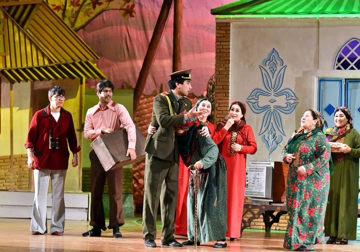 Magtumguly adyndaky sazly-drama teatrynyň döredijilik topary täze oýnuny türkmen toýuna bagyşlady