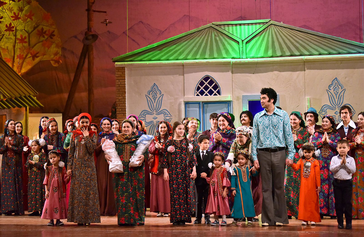 Magtumguly adyndaky sazly-drama teatrynyň döredijilik topary täze oýnuny türkmen toýuna bagyşlady