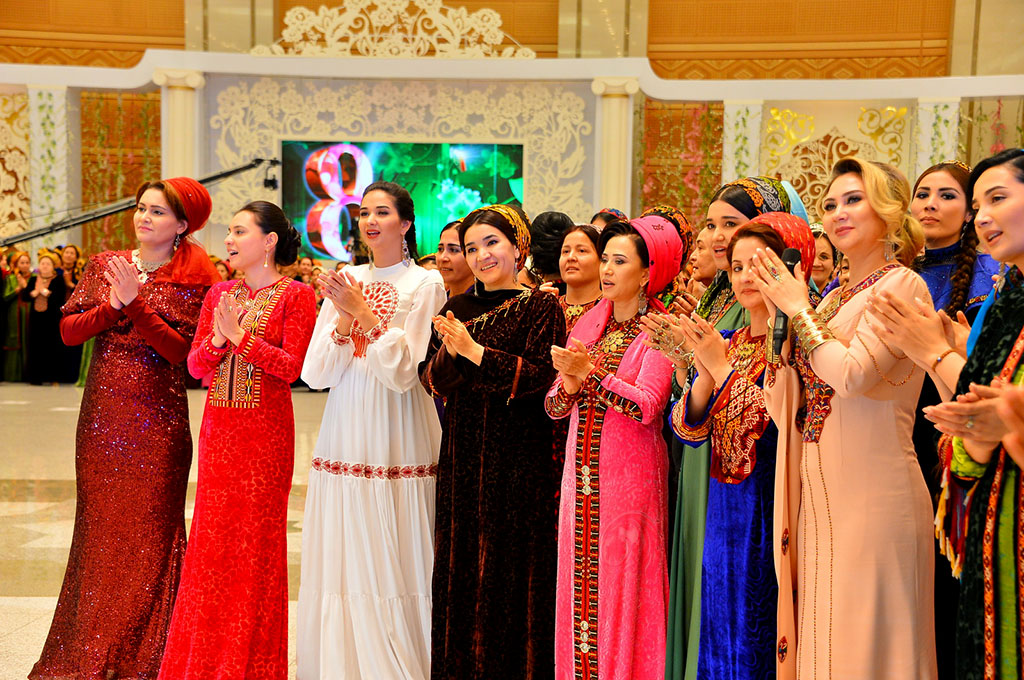 Праздничный концерт: фольклорные композиции и эстрадные песни в подарок женщинам