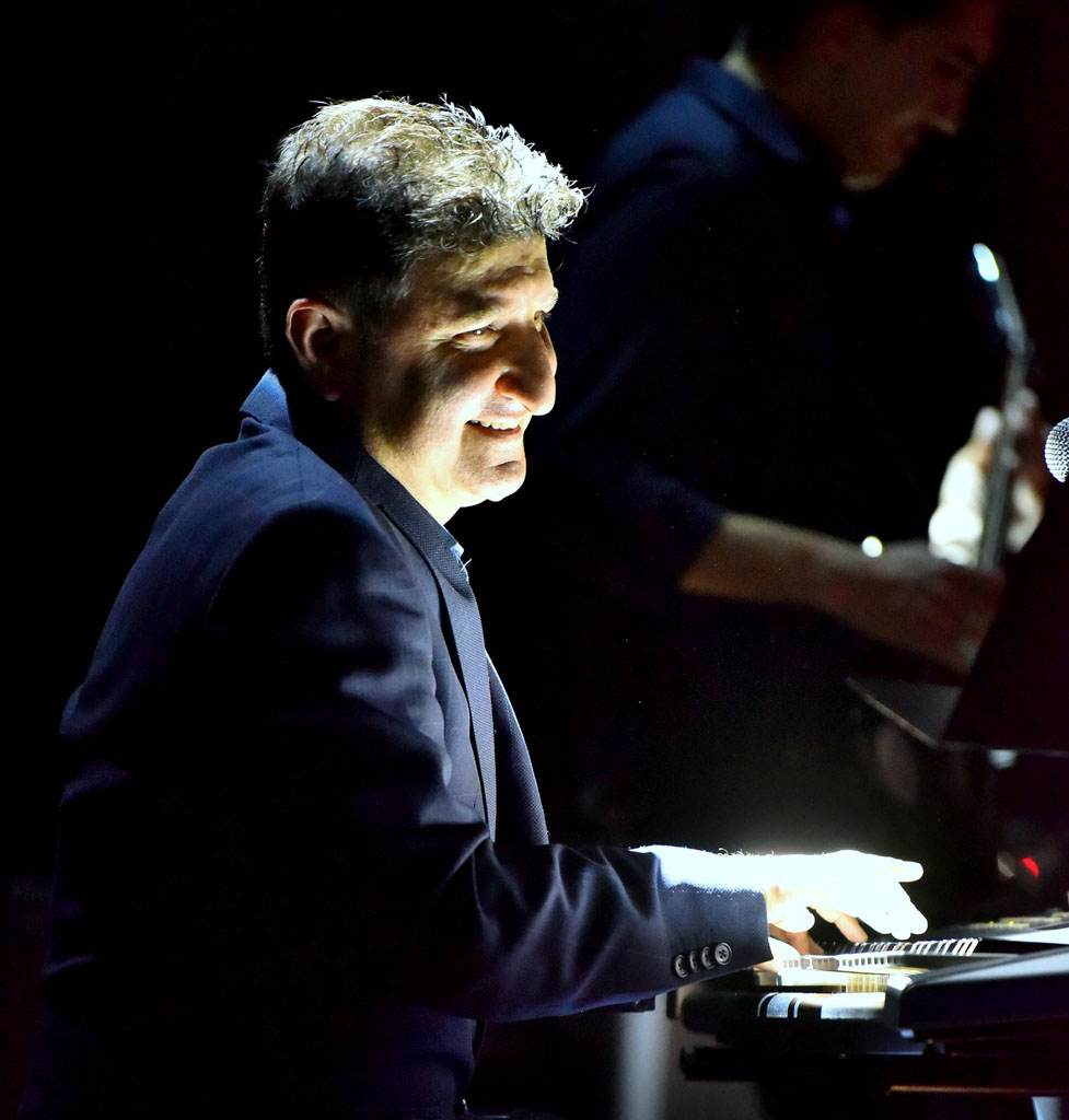 Wladimir Mkrtumow we onuň egindeşleri zenanlar üçin we  jenanlar hakda aýdymlary ýerine ýetirdiler 