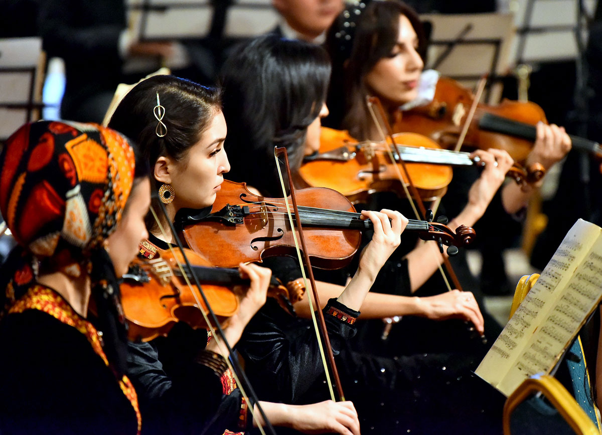 Resul Gylyjowyň ýolbaşçylygyndaky orkestr Dante Aligýeriniň «Ajaýyp komediýasynyň»  bir parçasyny «gürrüň berer»