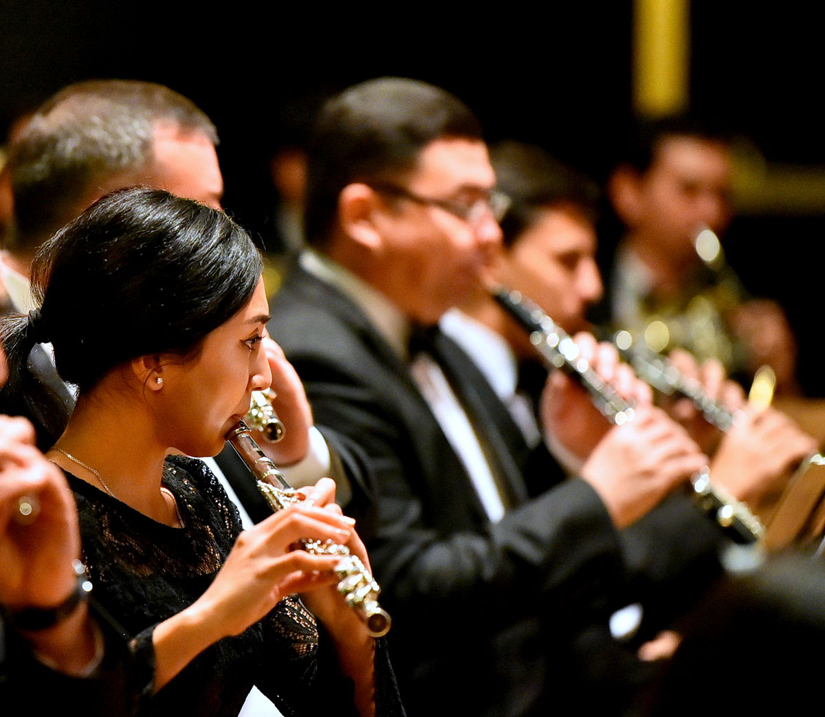 Resul Gylyjowyň ýolbaşçylygyndaky orkestr Dante Aligýeriniň «Ajaýyp komediýasynyň»  bir parçasyny «gürrüň berer»