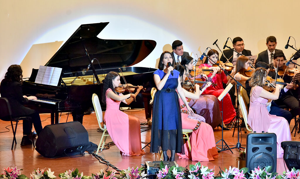 Röwşen Nepesowyň orkestri: zenanlara söýgi bilen