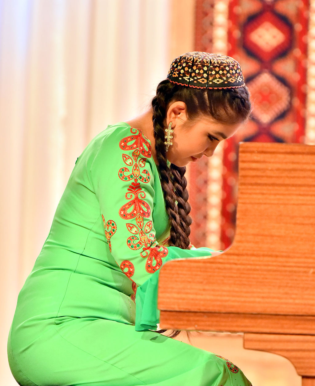 Музыкальное путешествие: европейская классика, русская ярмарка и туркменский дестан   