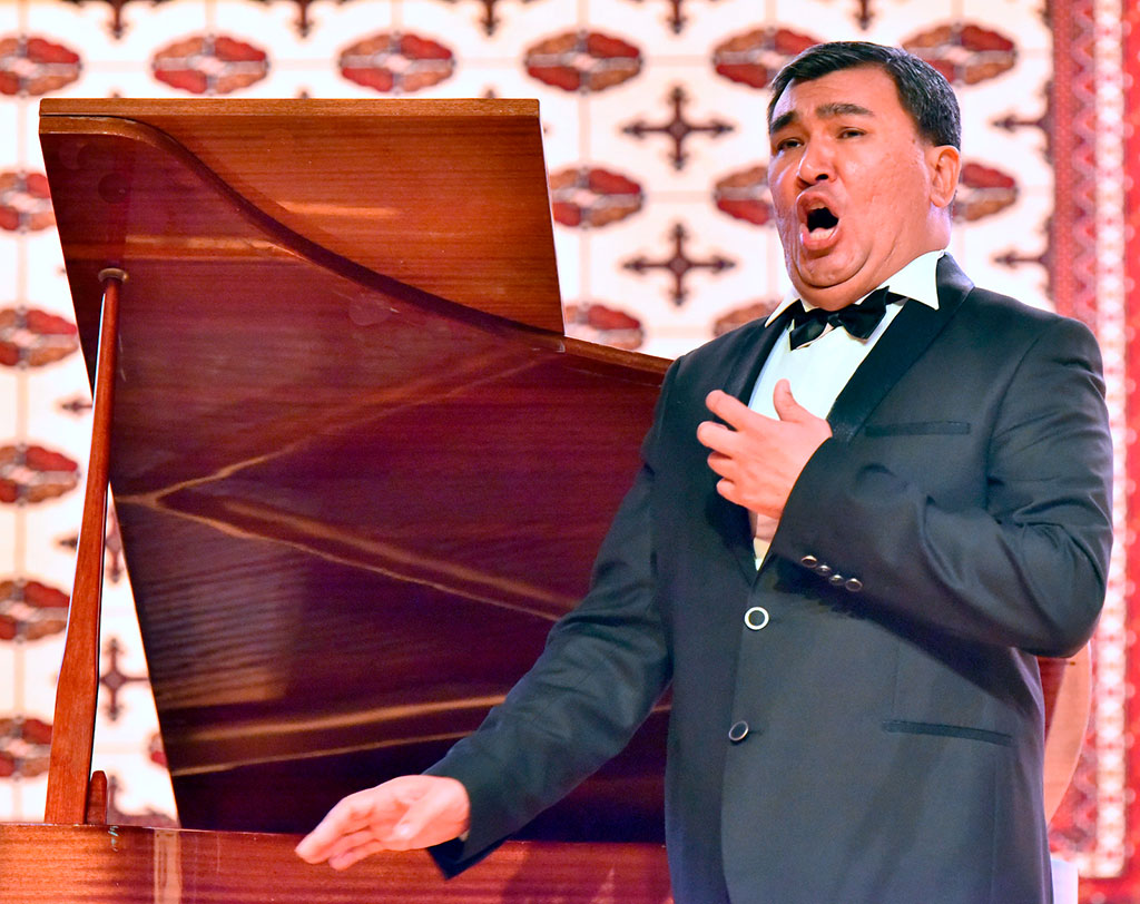 Музыкальное путешествие: европейская классика, русская ярмарка и туркменский дестан   