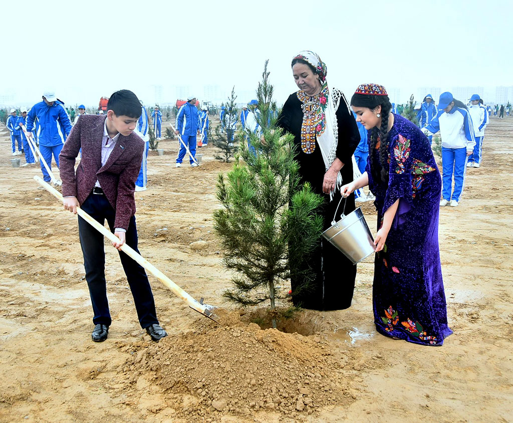 The President of Turkmenistan starts spring green campaign 