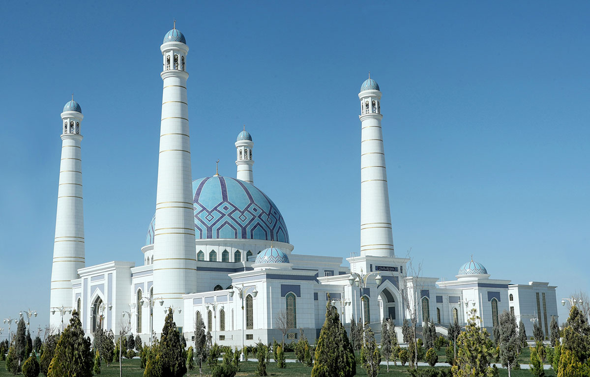 The President of Turkmenistan gives sadaka in the main mosque of Dashoguz Velayat 