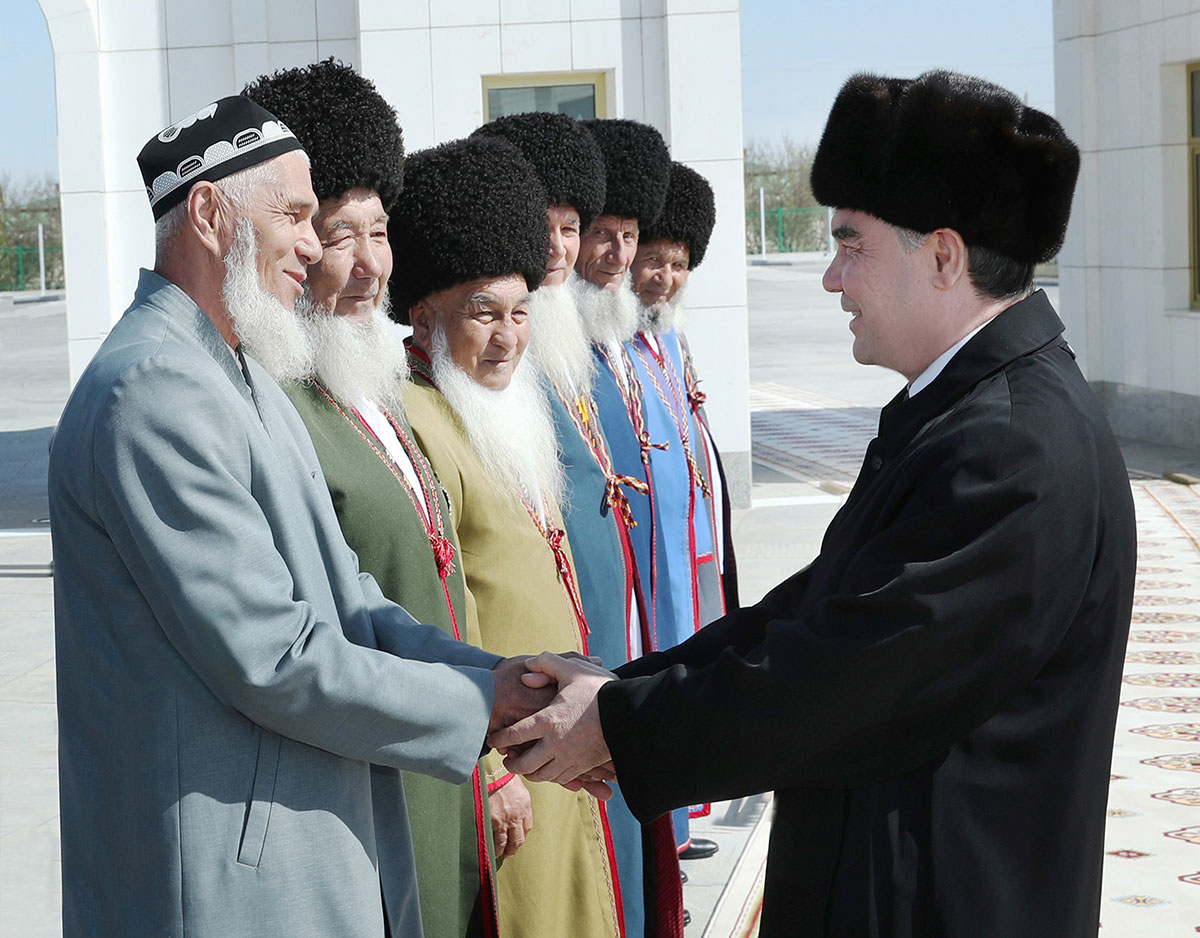 The President of Turkmenistan gives sadaka in the main mosque of Dashoguz Velayat 