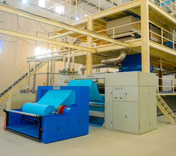 Spanbonddan meltblauna çenli: Türkmenistanda islegli dokalmaýan materiallar öndürilýär