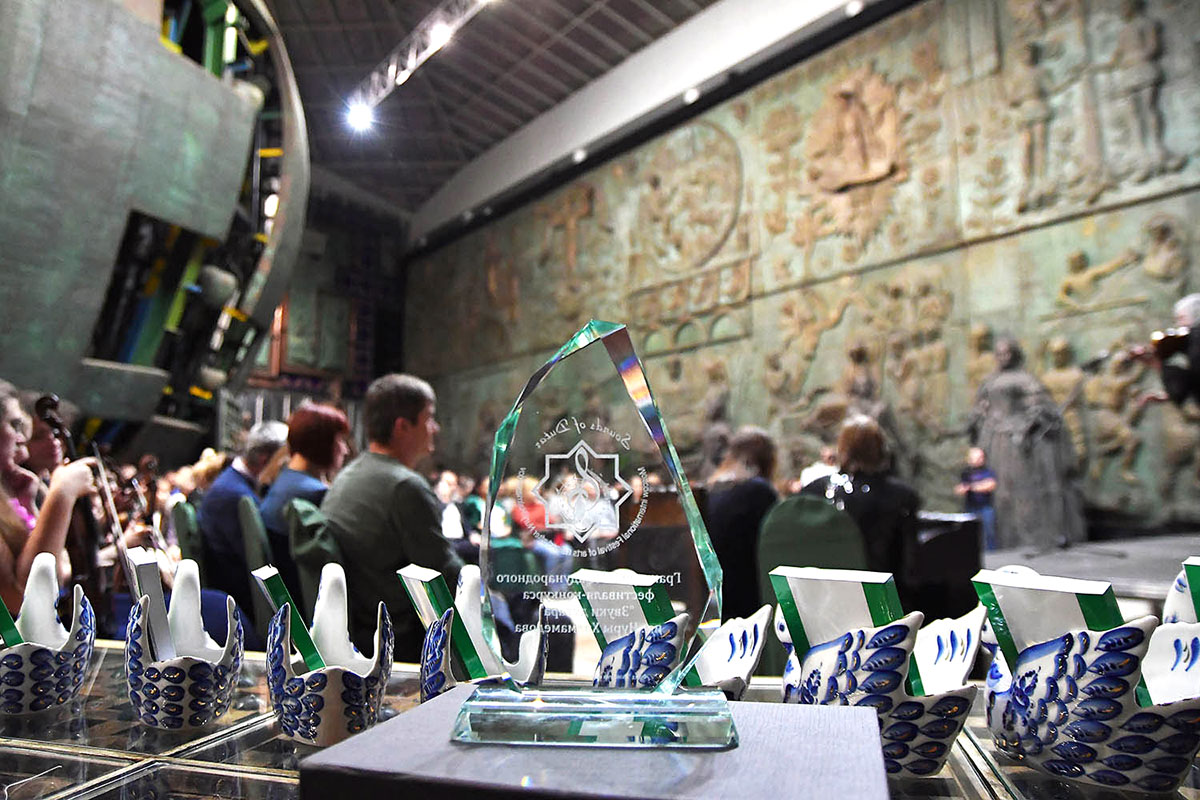 «Dutaryň owazy» Halkara gözden geçirilişiniň  çäklerinde Gurbannazar Ezizowyň goşgularyna eserleriň bäsleşigi yglan edildi